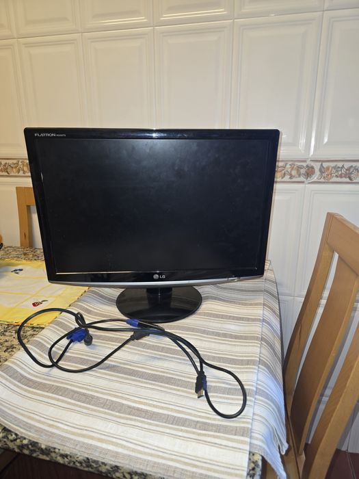 Teclado corsair, monitor lg e fones