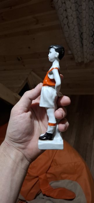 Статуэтка «Юный вратарь», скульптор Венкова И. А., фарфор ЛФЗ, 1960-е,