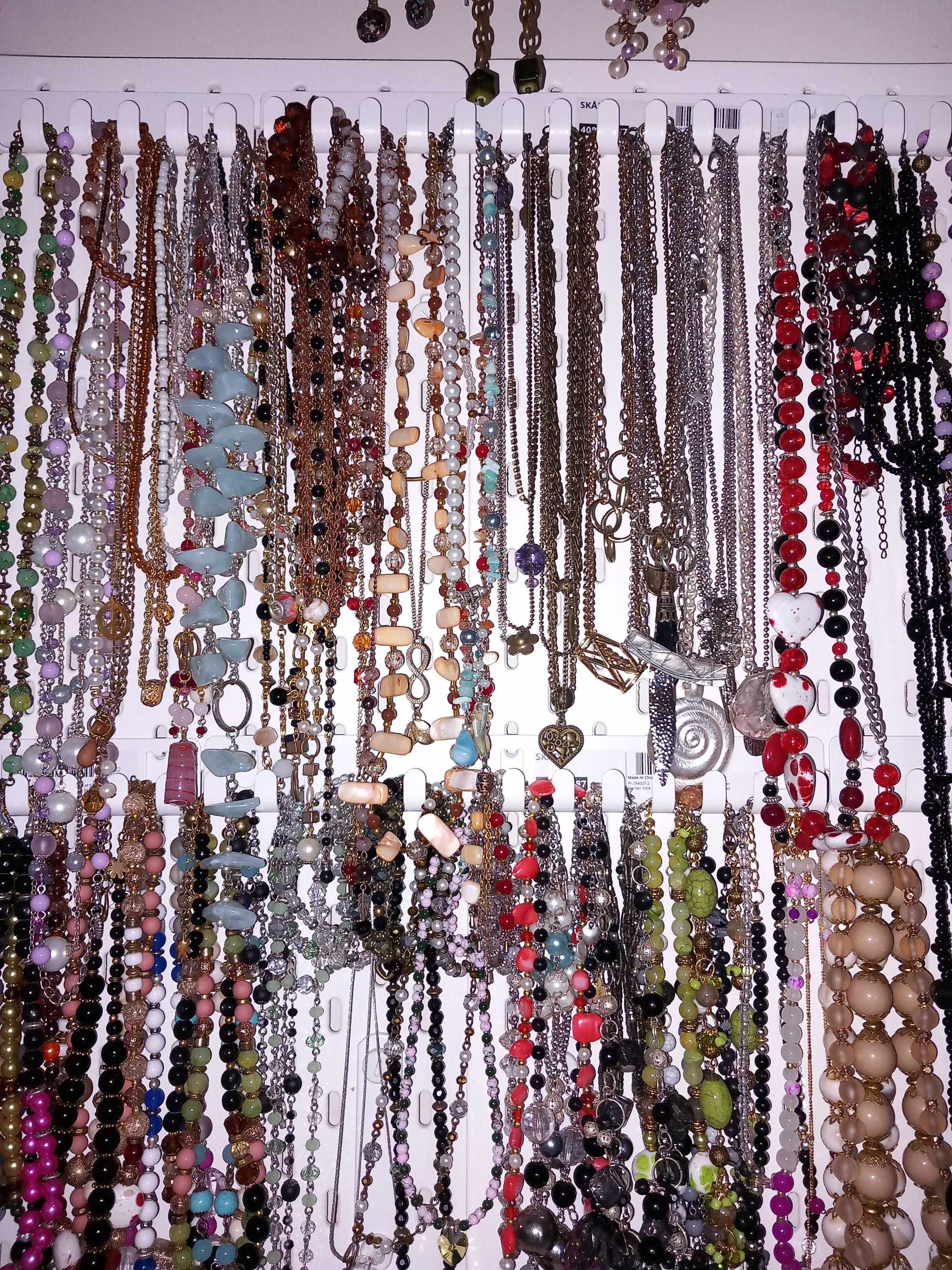Lote de colares, pulseiras e brincos feitos à mão