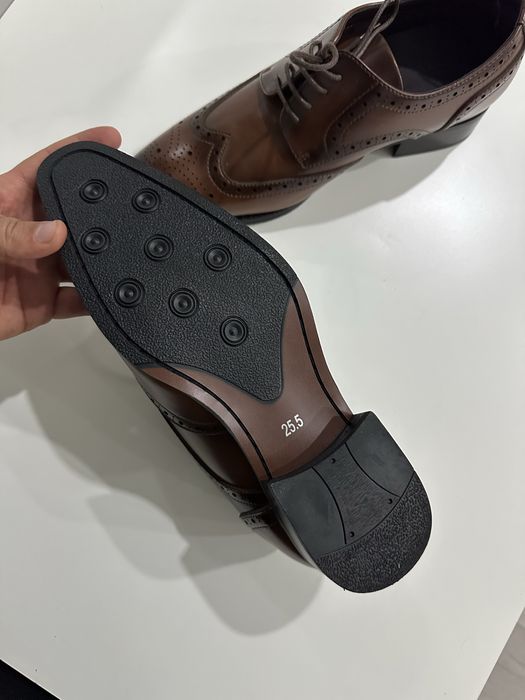 Sapatos em pele e com elevação