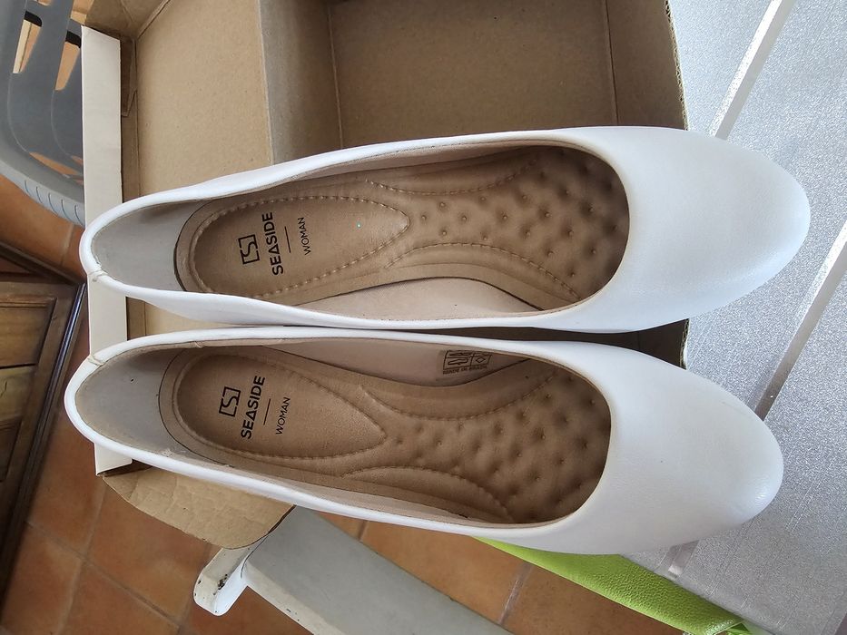 Sapatos brancos almofadados