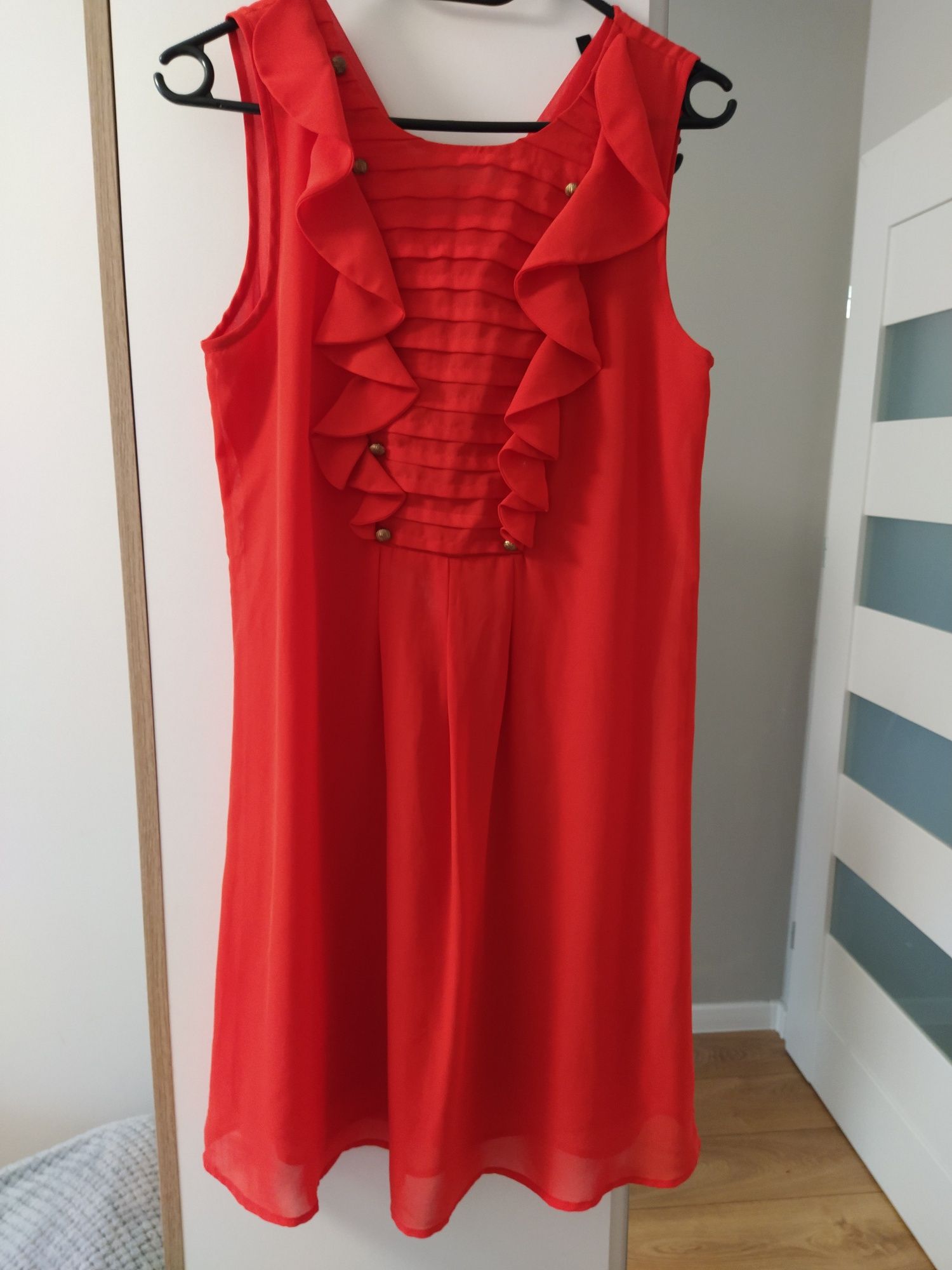 Czerwona sukienka z falbana