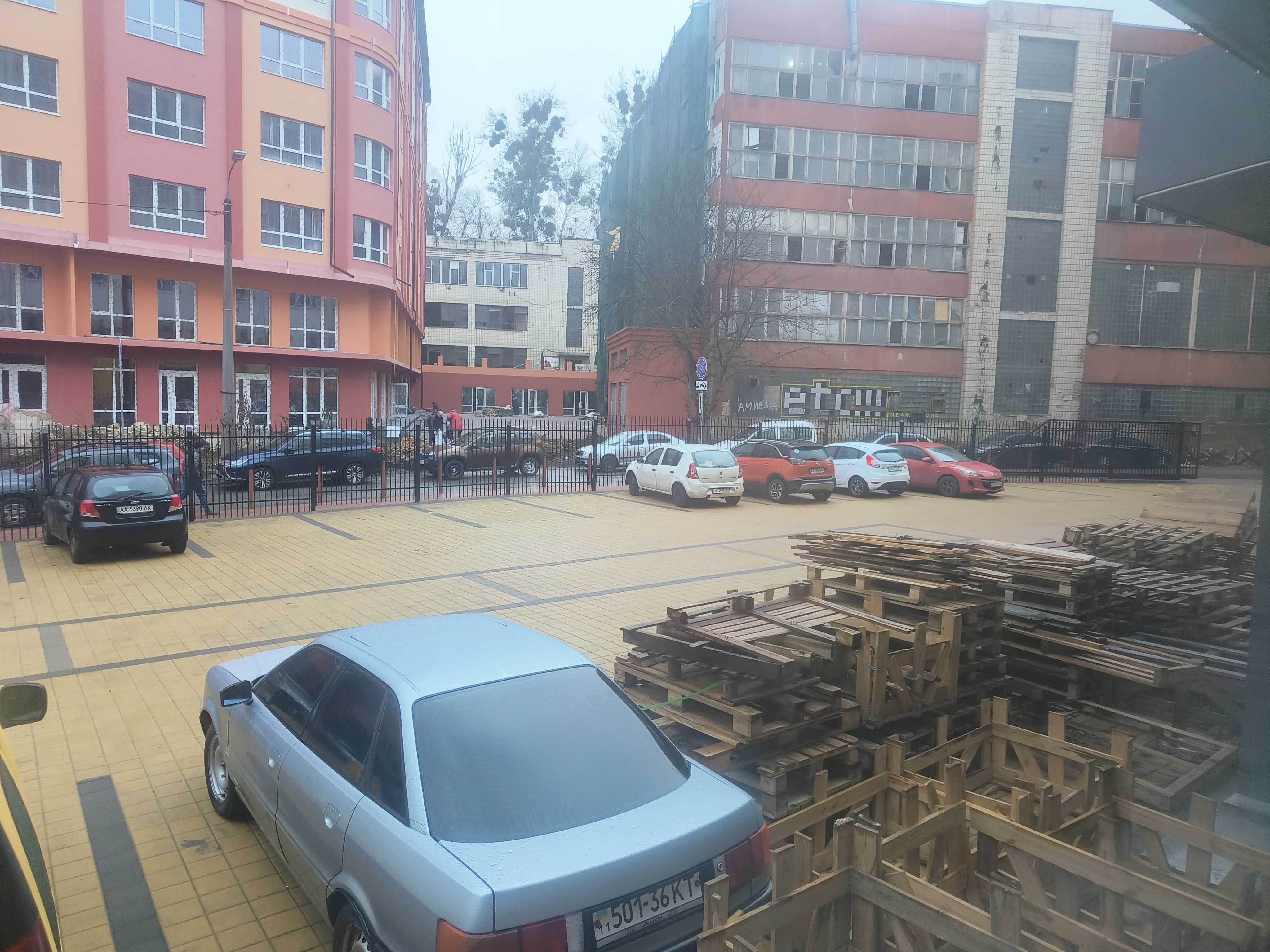 Аренда административного помещения с высокими потолками.