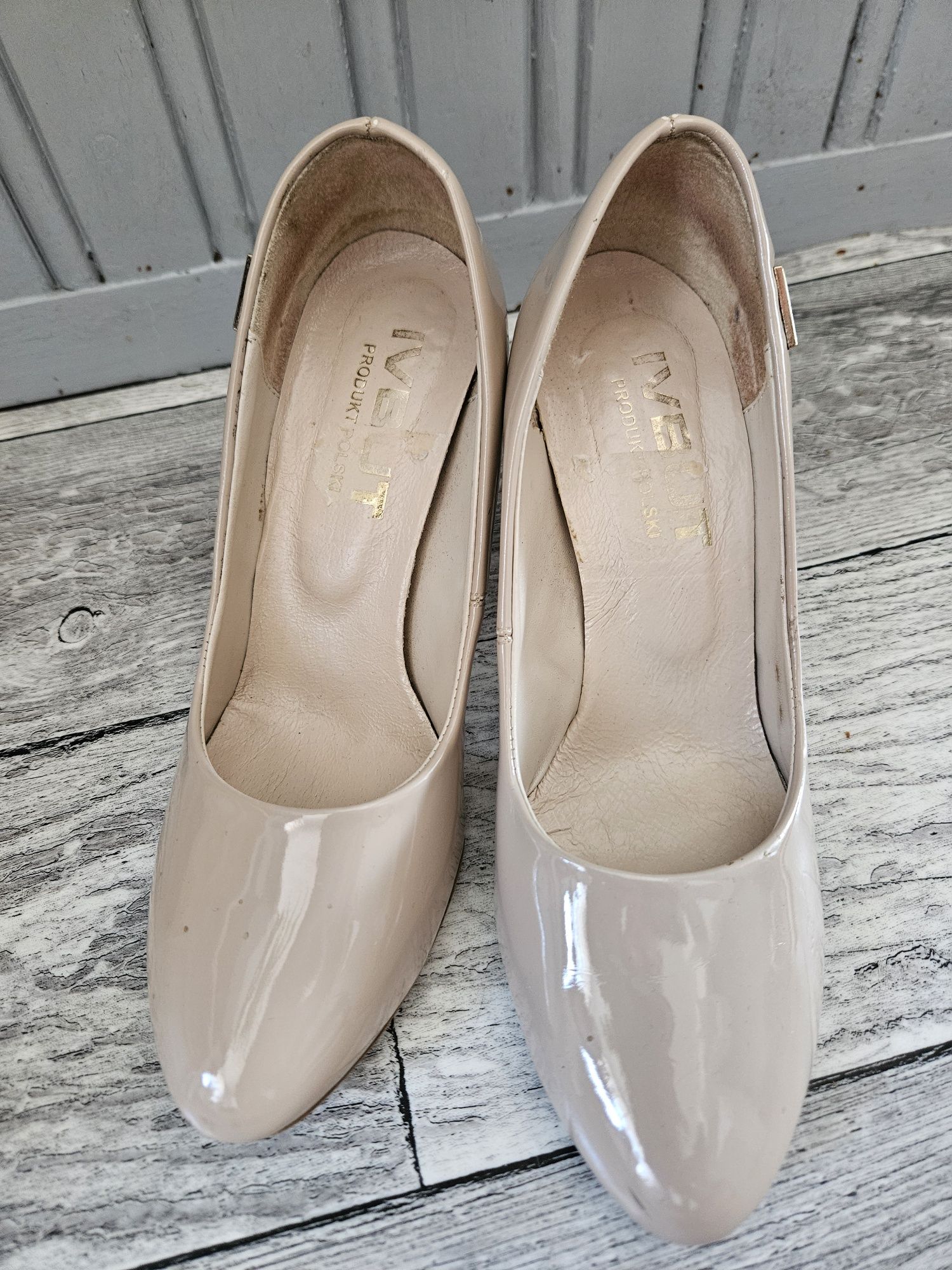 Skórzane lakierowane buty na obcasie roz.38