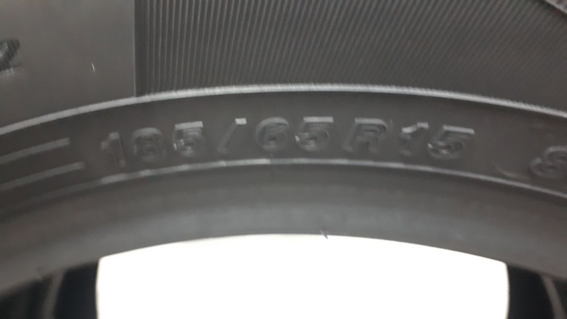 Dois pneus como novos  185/65 r15 Yokohama p/ Peugeot 207, 208