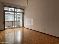 Apartamento T3 com Varanda e Terraço - Arrendamento - Antas
