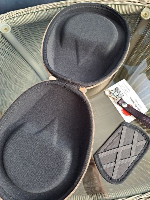 Twarde etui na słuchawki Złote