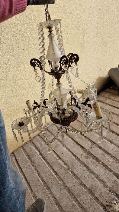 Candeeiro lustre com base metálica e braços em vidro