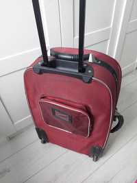 Duża walizka podróżna na kółkach