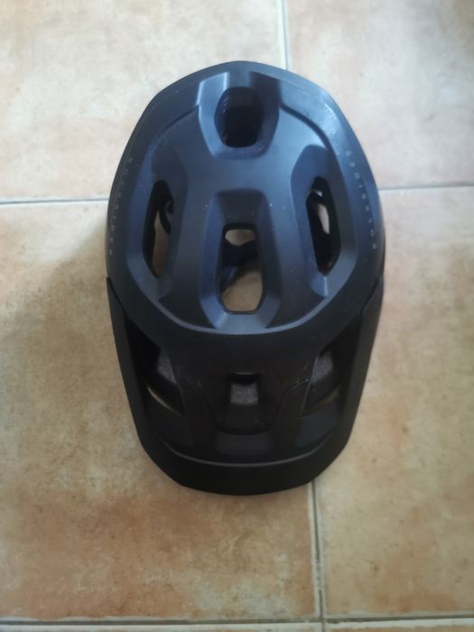 Capacete de proteção e rodinhas