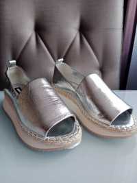 Buty na koturnie DKNY, US 6,5 M , wkładka wew.23 cm,  srebrne