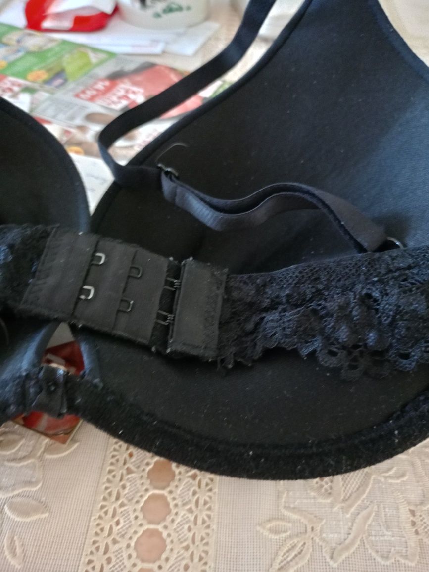Komplet damski-stringi plus biustonosz push -up.