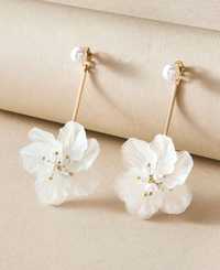 Kolczyki wiszące kwiaty płatki akrylowe kolor biały ze sztuczną perłą