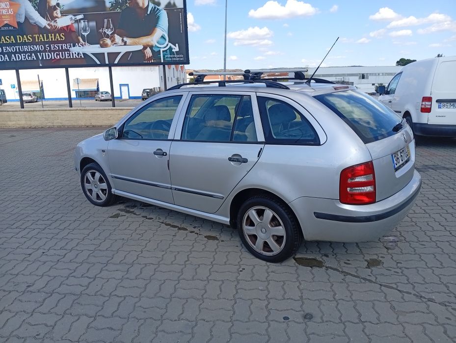 Skoda Fabia 1.4 em bom estado geral aceito troca