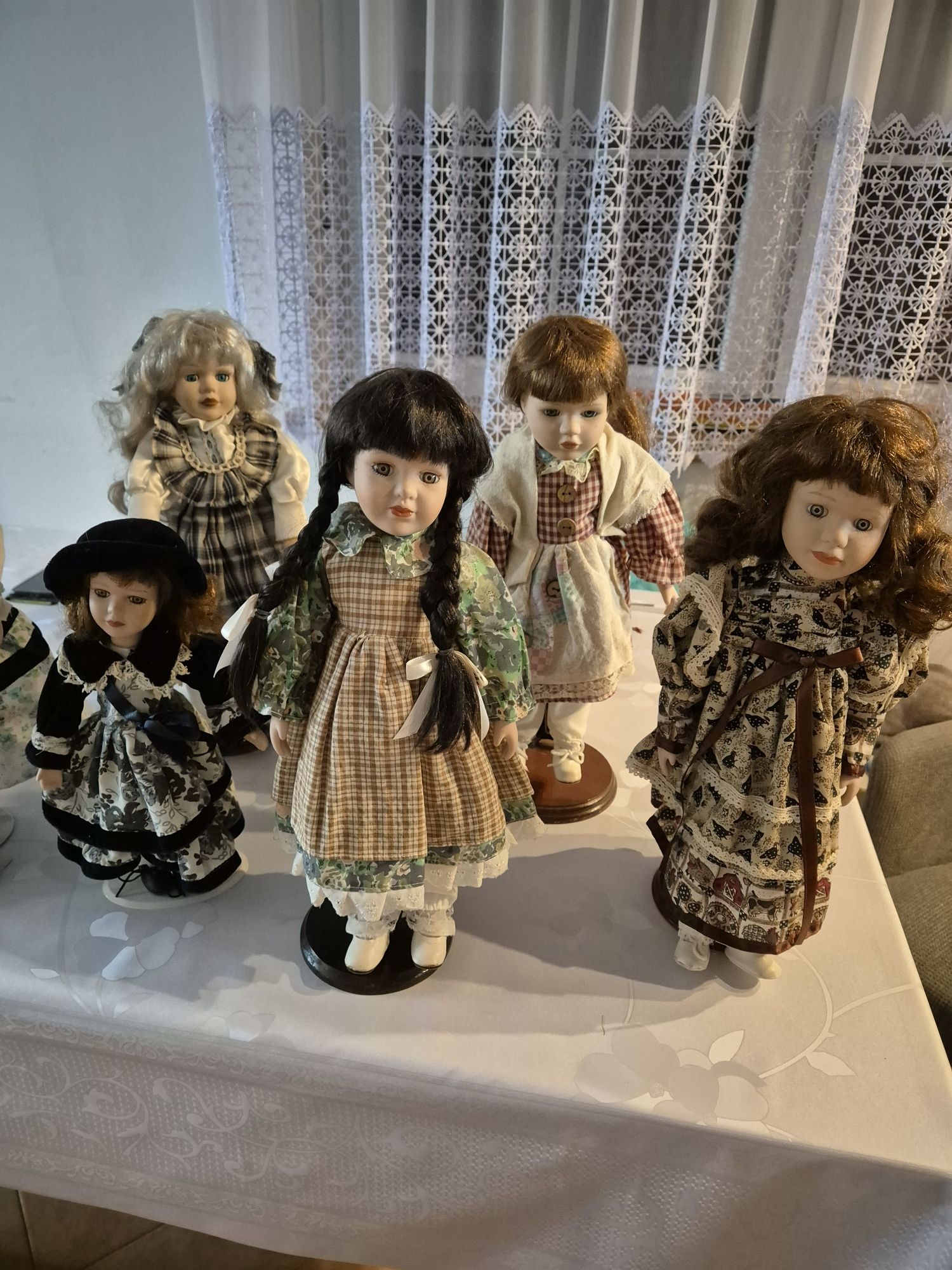 Stare lalki porcelanowe.