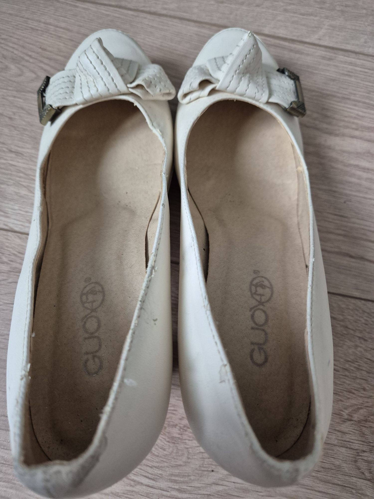Buty na obcasie kremowe Guoyao 39 używane