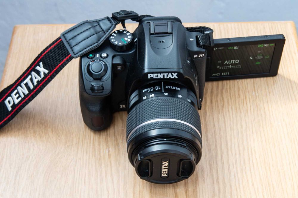 Дзеркальна фотокамера Pentax K-70 + універсальний об'єктив 18-55 WR