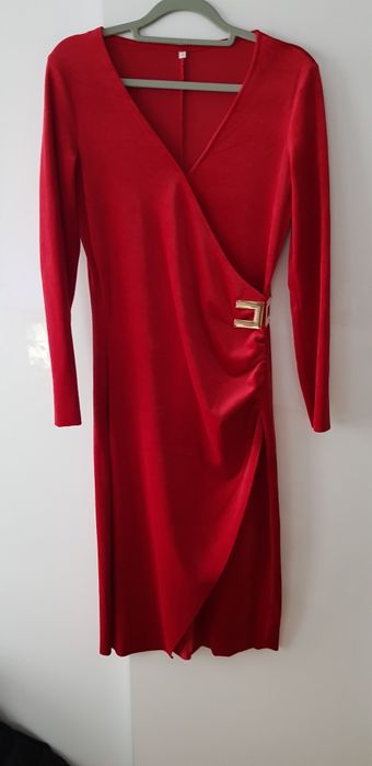 Nowa czerwona welurowa sukienka midi z klamrą r.sm