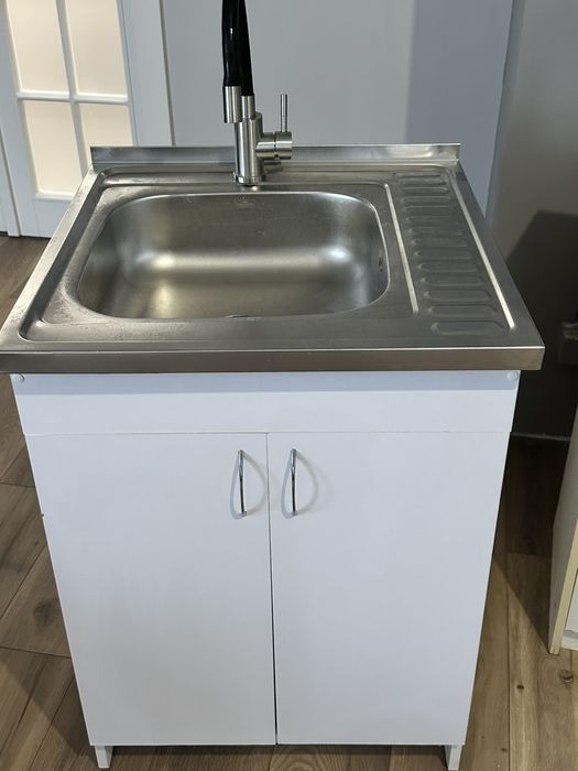 Тумба з мийкою та гнучким змішувачем