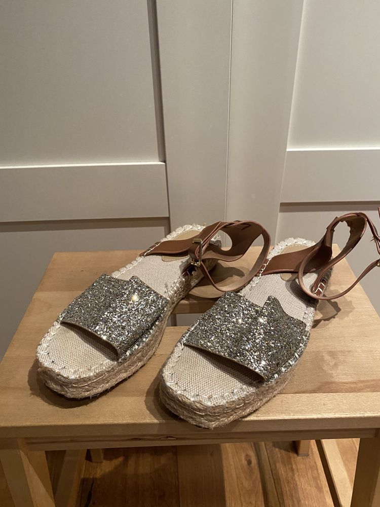 Espadryle/sandały na płaskiej podeszwie.  H&M