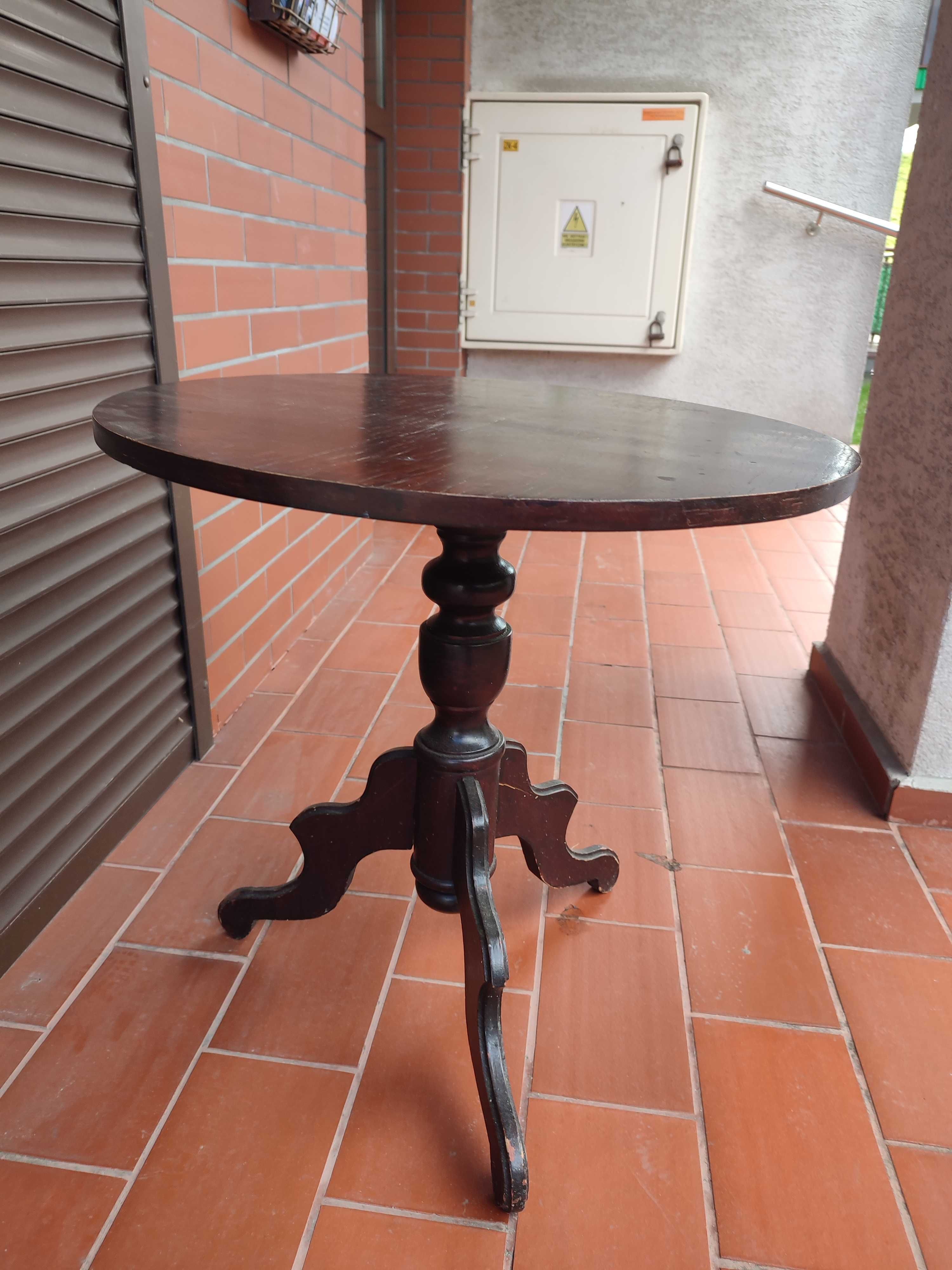 Drewniany stolik w stylu Ludwik