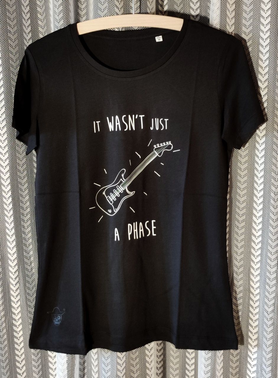 T-shirts "Não Era Apenas Uma Fase" pretas mulher