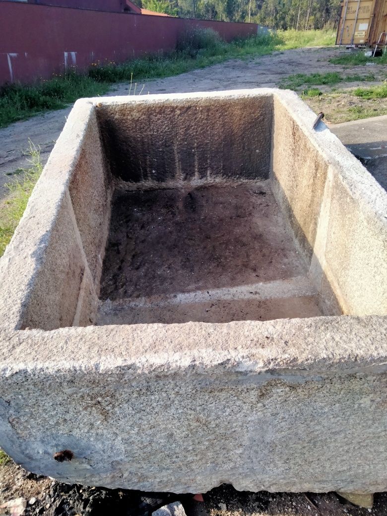 Pia de pedra antiga