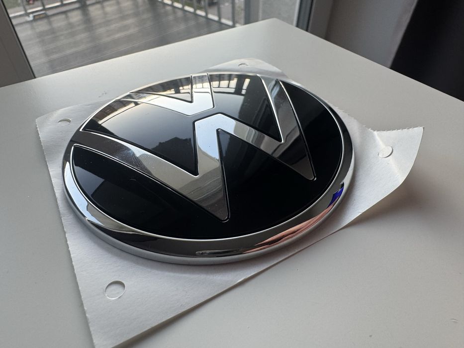 Znaczek emblemat VW klejony