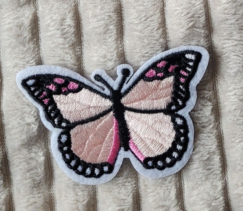 Urocza naszywka haftowany motyl