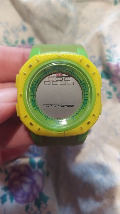 Кварцевые часы нужно вставить батарейку