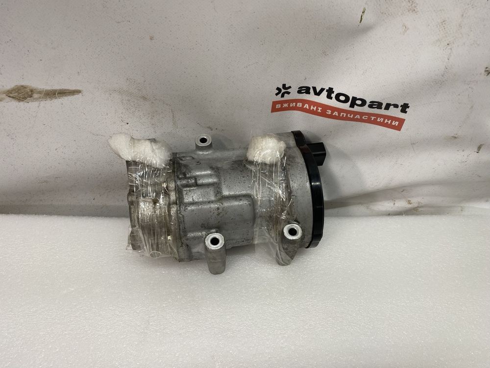 Компрессор кондиціонера 8837042040 Toyota RAV4 Hybrid гибрид