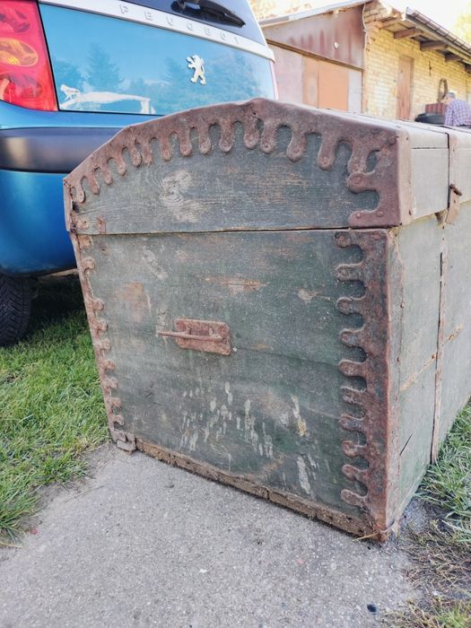 Starocie kufer, oficerki, kołowrotek