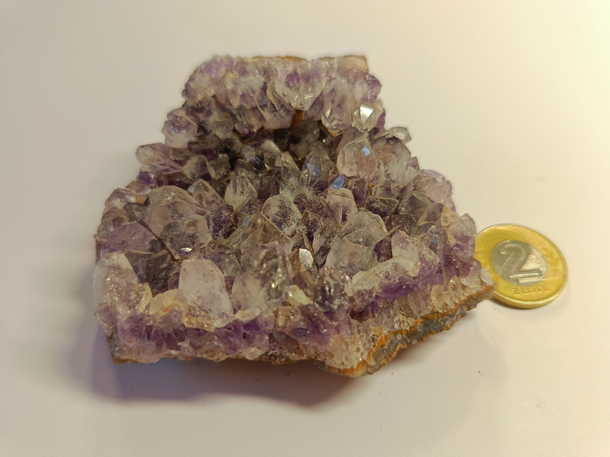 Naturalny kamień Ametyst w formie krystalicznej bryły skałki nr F