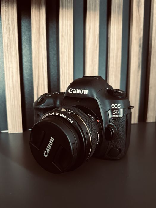 Canon EOS 5D Mark IV +  gimbal MOZA AirCross 2