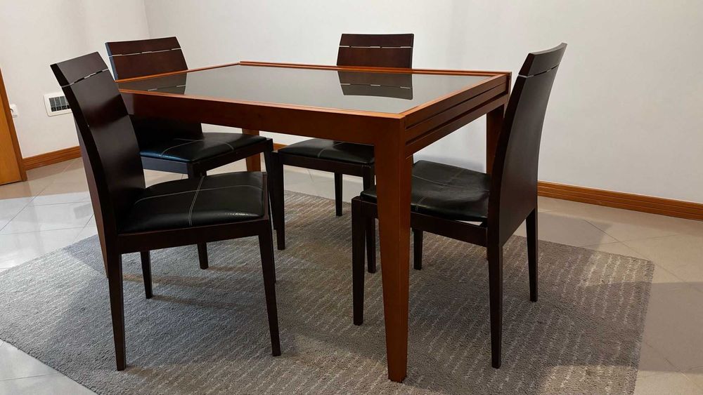 Mesa de sala em madeira de cerejeira maçiça com 5 cadeiras em vangué