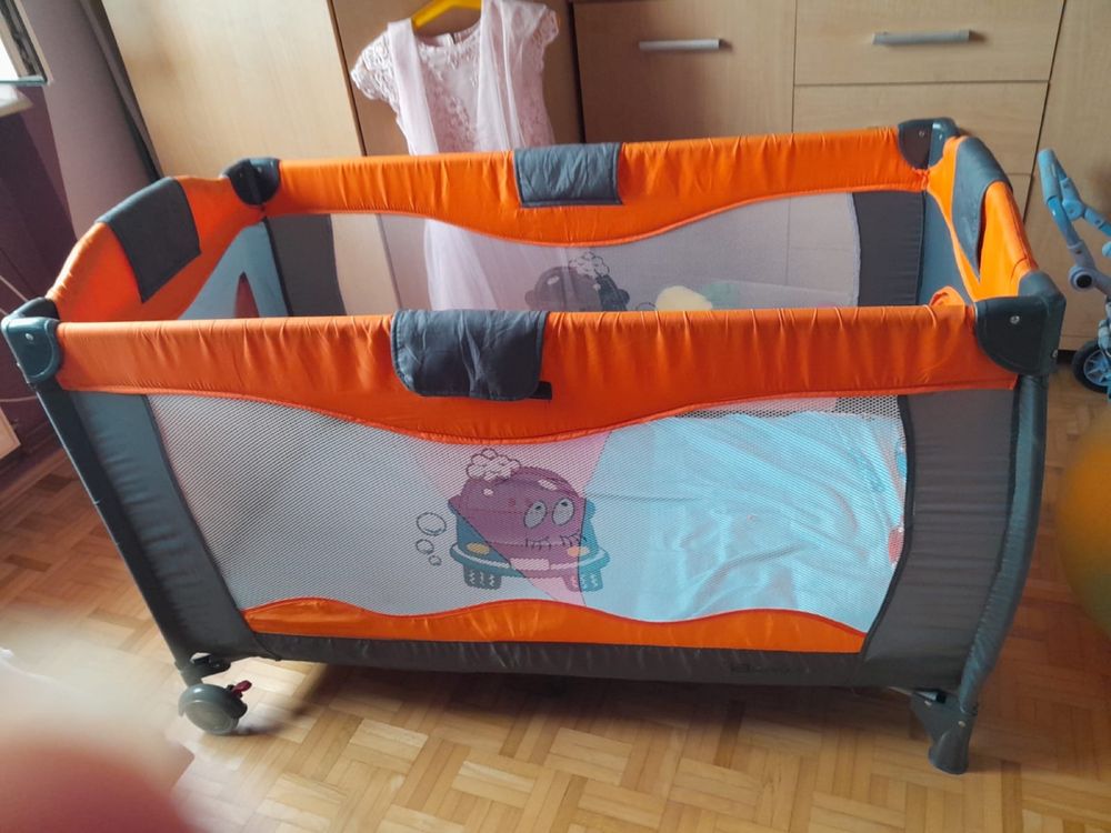 Lóżeczko skladane dla dziecka. Stan bdb + materac.