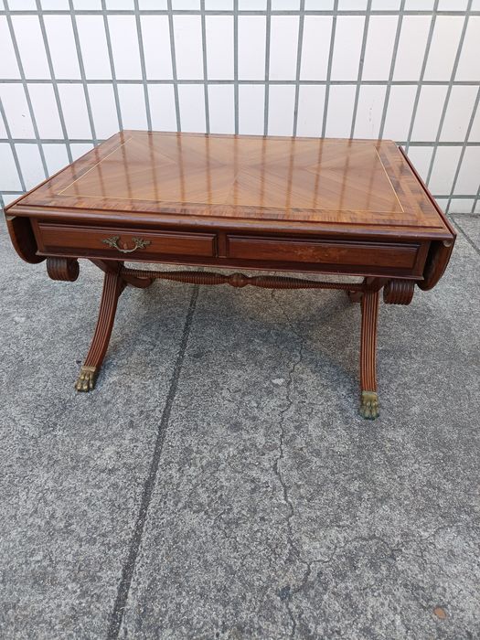 Mesa de centro ao estilo inglês