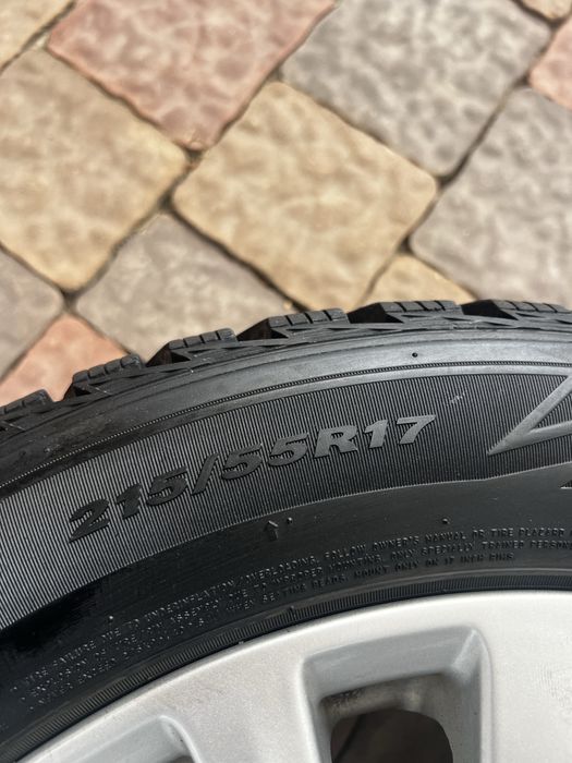 Прдам зимову гуму Nexen  215/55 r 17  ост 7 мм