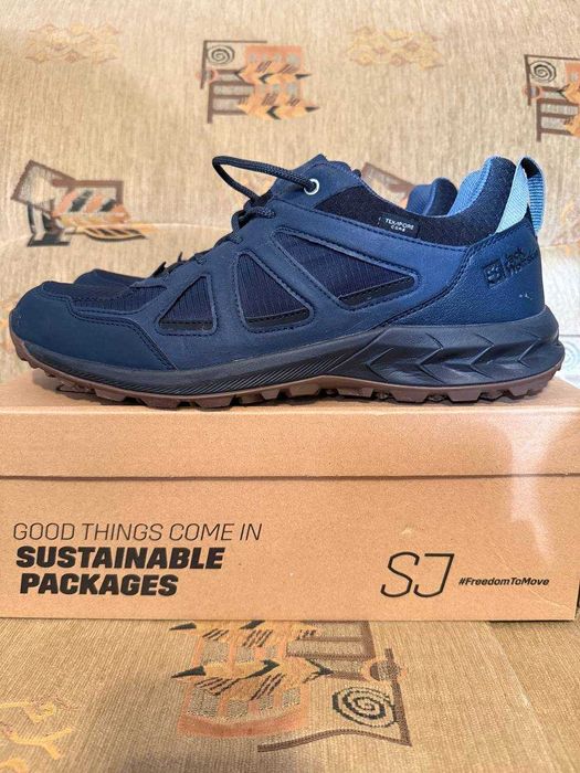 Три пары обуви (Jack Wolfskin, Safety Jogger, Respect yourself)