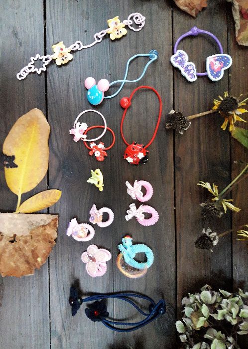 Bransoletki i kolorowe gumki do włosów dla dziewczynki