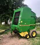 Prasa rolująca pasowa zmiennokomorowa John Deere 590