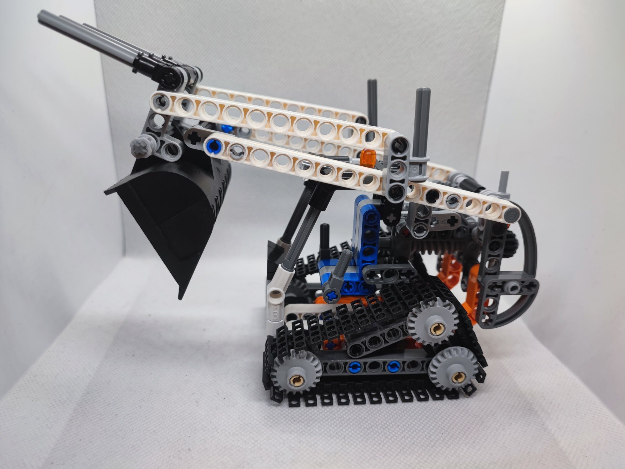 LEGO® 42032 Technic - Mała ładowarka gąsienicowa