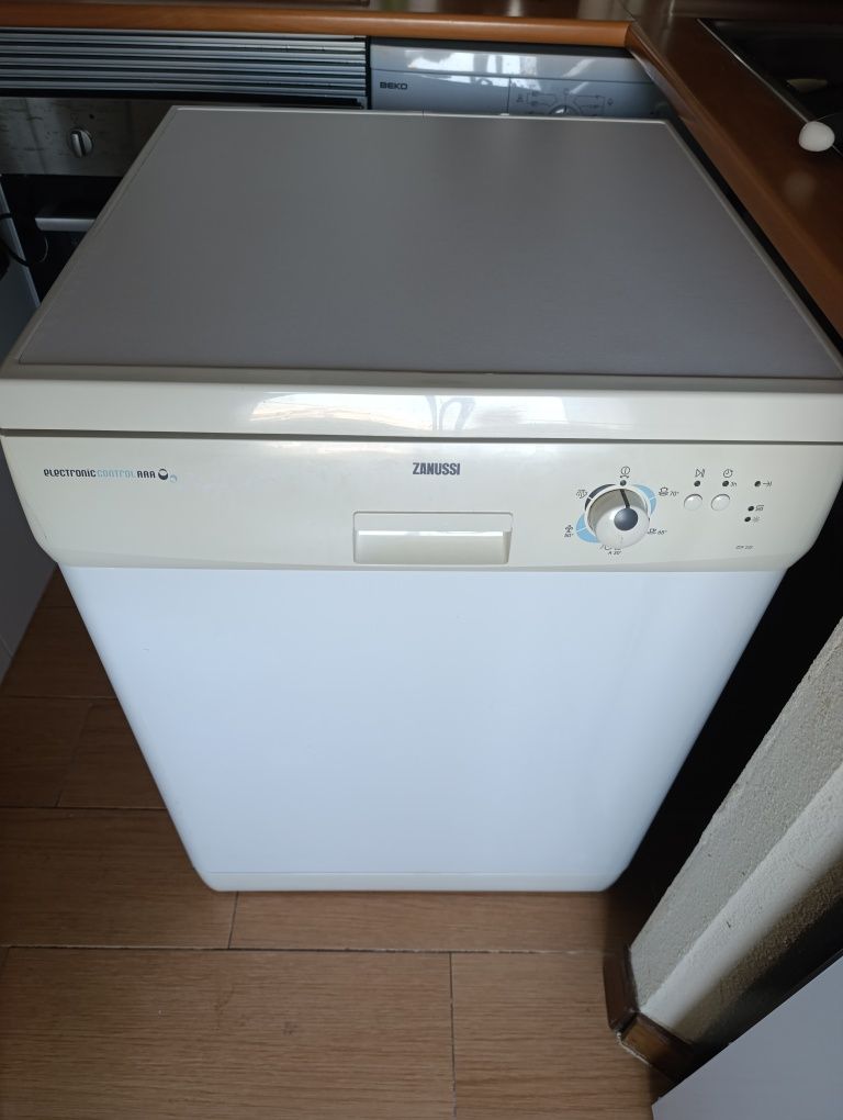 Máquina Lavar Loiça Zanussi