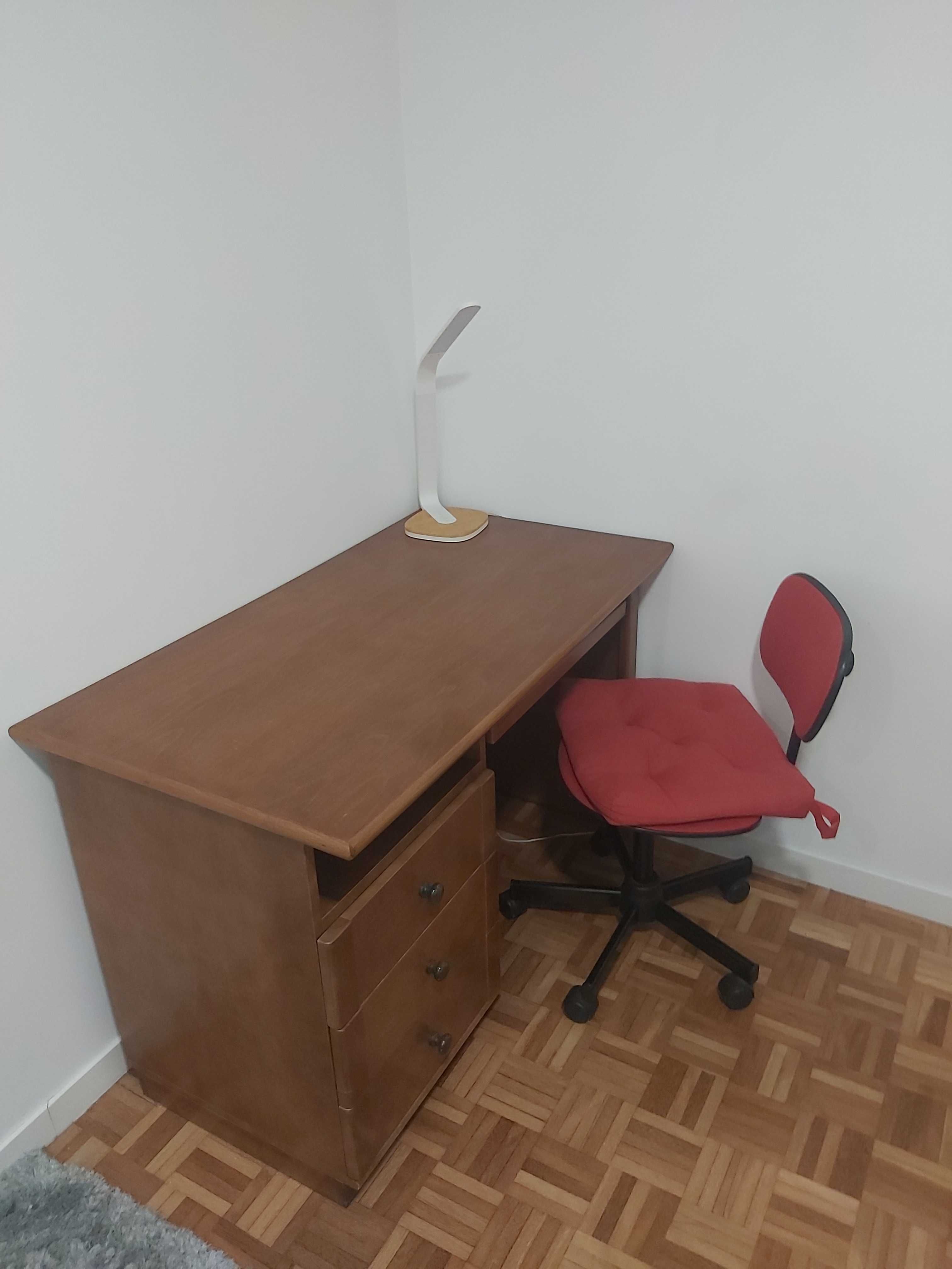 Cama com gavetão, 2 colchões e Secretária