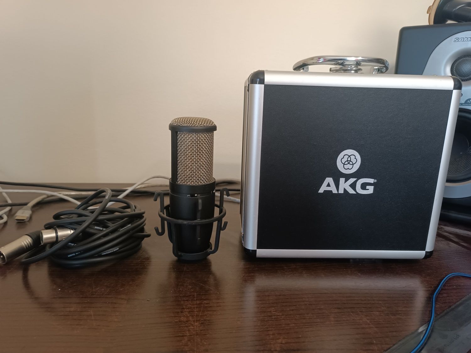 MICROFONE  AKG P420 + tripé