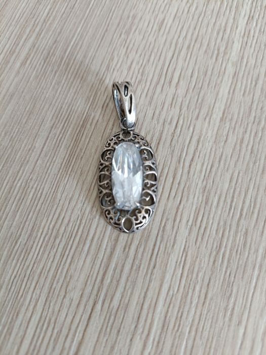 Srebrny ażurowy wisiorek