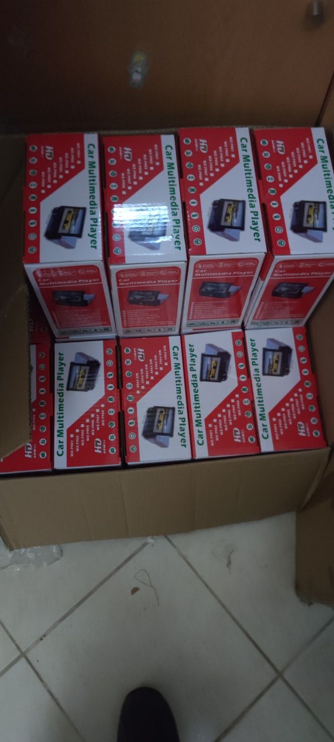 Stock de loja de autorradios centenas de unidades