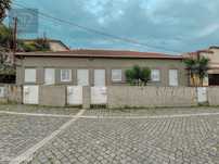 Prédio habitacional com 4 casas térreas próximo das universidades