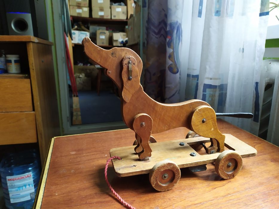 Деревянная винтажная игрушка, собака на колёсах .