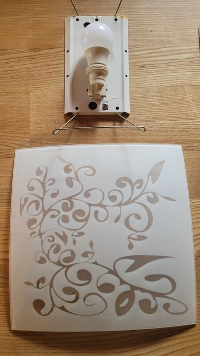 Komplet dwóch lamp laxienkowych: kinkiet i  sufitowa z żarówkami.